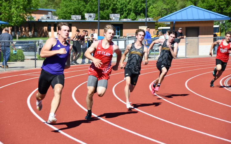 ZECHARIAH BEAGLE (left), MATTHEW MALLORY (right) in the 4x400-meter relay. Photo by Will Johnson Article Image Alt Text