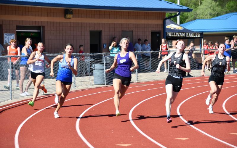 EVA HEADY (left), KARLEE HEAD (right) in the 200-meter dash. Photo by Will Johnson Article Image Alt Text
