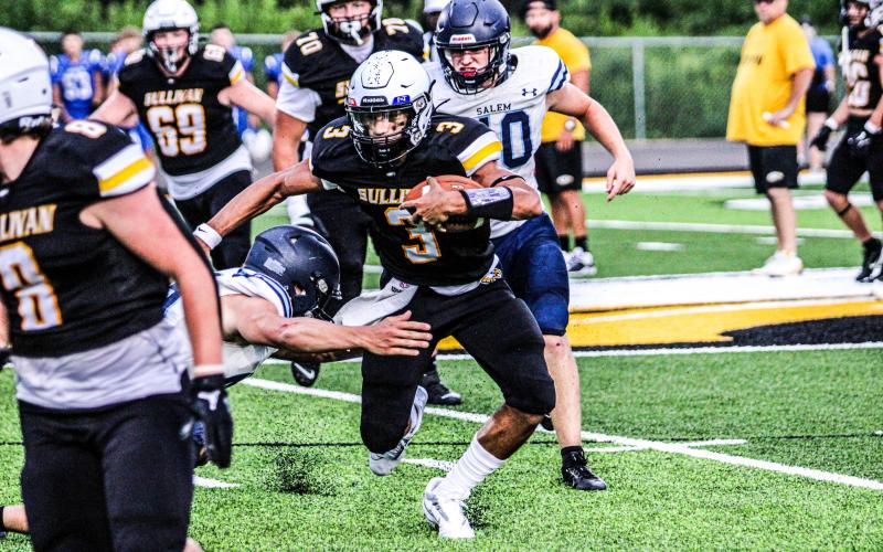 DUAL-THREAT. Quarterback Robert York (3) can air a deep ball or use his legs to move the chains. Photo by Wyatt Hardy Article Image Alt Text