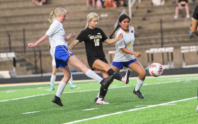 JAYDE SCHLUETER (16) rushes toward the net. Photo by Wyatt Hardy Article Image Alt Text