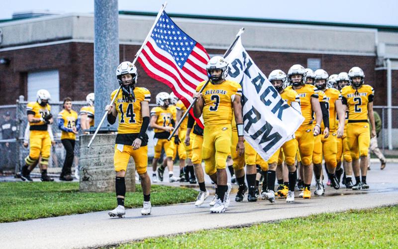 BLACK SWARM. The Eagles upset the undefeated Bearcats in a 20-12 victory. Photo by Wyatt Hardy @ 9/27 Pacific Game Article Image Alt Text